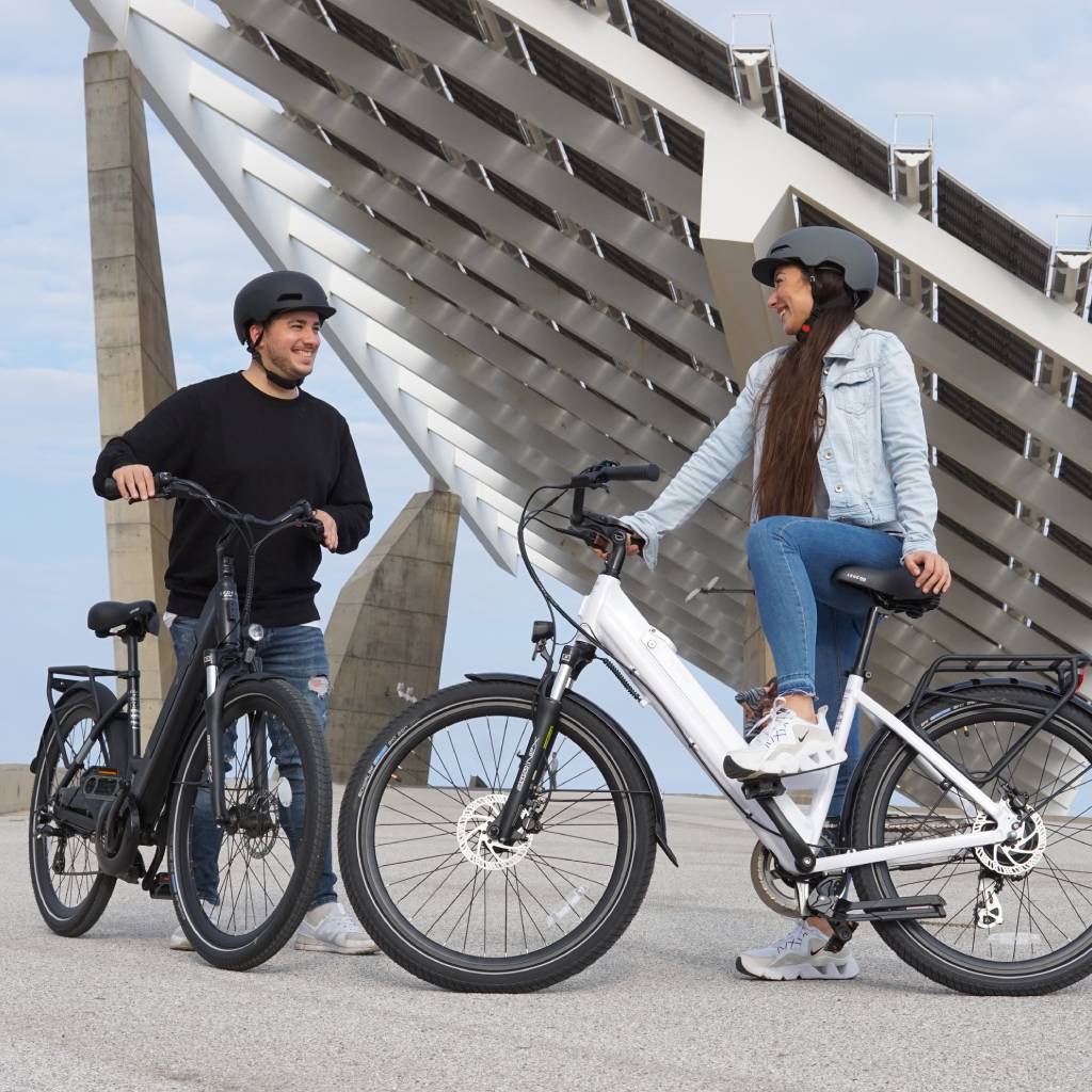 Mann und Frau mit schwarzem und weißem Legend Milano E-Bike